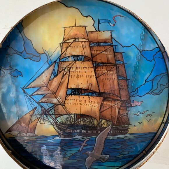 GLASSMASTERS CREATORS OF FINE STAINED GLASS ART MADE IN USA BOAT 6" DIAMETER USS - Picture 2 of 6